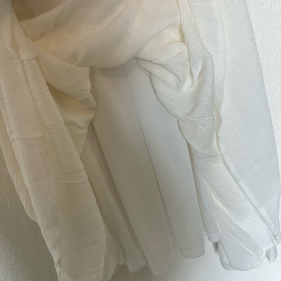 Elegant White Sleeveless Dress - Picture 5 of 10